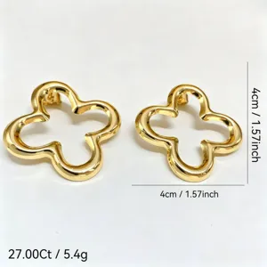 Vue detaillee de boucles d'oreilles elegantes et creuses en forme de fleur dore.