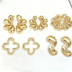 Boucles d'Oreilles Clous en Fleur Creuse Plaquées Or 14K Exquises pour Femmes Boucles d'Oreilles Florales Bijoux Minimalistes