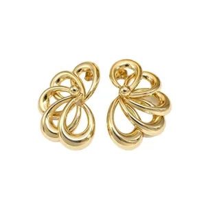 Boucles d'oreilles clous creuses florales plaquees or 14K style niche douce minimaliste