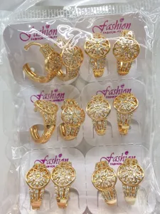 Koreanische vergoldete Zirkonia Blumen Ohrringe Detailansicht, glänzender Modeschmuck für Frauen.