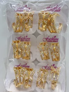 Detailansicht der goldenen Strass Schmetterling Ohrringe auf Präsentationskarten für Frauen.