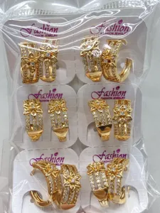 Detailaufnahme von koreanischen Strass Blumen Creolen Ohrringen set, elegante Schmuck.