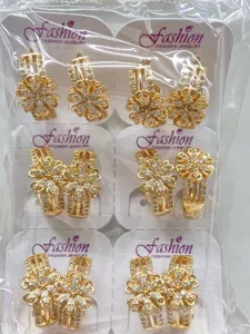 Goldene Strass Blumen Ohrringe Detailansicht funkelnde Kristall Mode Schmuck Amulette
