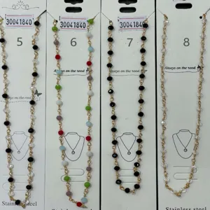 Collier clavicule en acier inoxydable perle avec zircornes colorees vue de detail.