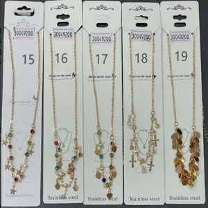Collier chaîne claviculaire plaqué or en acier inoxydable avec zircon et divers pendentifs pour femme.