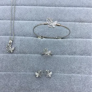 Kinderen vlinder sieradenset detail, met sprankelende zirkonia ketting, armband en ring.