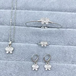 Detailweergave van zilveren vlinder sieradenset met ketting, armband, ring en leuke oorbellen.