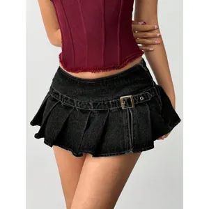 2025 mini jupe plissée en denim taille basse sexy avec boucle, style streetwear tendance