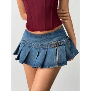 Vue détaillée de la mini-jupe plissée en denim taille basse avec ceinture à boucle.