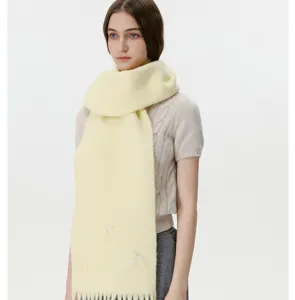 Gemütlicher gelber Winterschal mit elegantem Perlen-Schleifen-Dekor und stylischen Fransen.