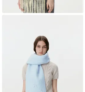 Gemütlicher Winterschal mit eleganten Perlen-Schleifen-Details und weicher Textur für Damen.