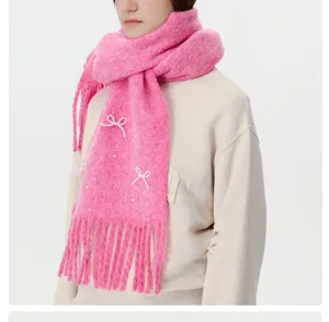 Rosa Strickschal mit filigranen Perlen Schleifen und modischen Fransen für Damen.