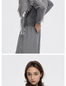 Grijs wolmix gebreide trui met franje driehoekige sjaal, stijlvolle herfst winter modekleding.