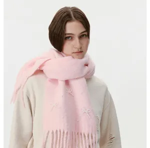 Rosa Strickschal fur Damen mit eleganten Perlen Schleifen und Fransen fur kalte Tage.