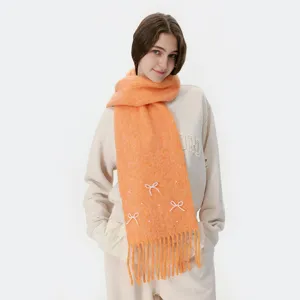 Damen Winter Schal in Orange mit Perlen Schleifen und Fransen, kuschelig warmer Strick Schal.