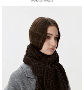 Gros plan détaillé sur une écharpe d'hiver en tricot marron épais portée par mannequin.
