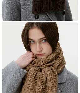 Gros plan détaillé d'un écharpe d'hiver en tricot côtelé épais porté avec manteau.