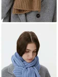 Gros plan détaillé d'hiver écharpe en tricot côtelé épais, texture confortable et douce.