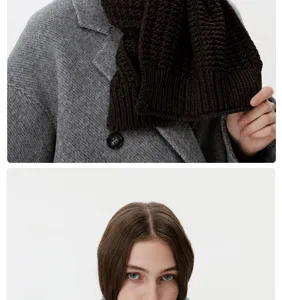 Écharpe d'hiver en tricot épais et chaud pour femme, accessoire de mode élégant.
