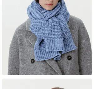 Vue détaillée d'écharpe d'hiver en grosse maille bleue épaisse, texture douce et bien chaude.