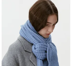 Écharpe en tricot épais pour femme, cache-cou d'hiver chaud et uni au style tendance.