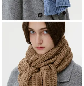 Détail de gros plan d'écharpe en maille épaisse, texture chaude et douce pour l'hiver.