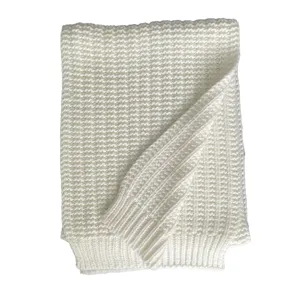 Écharpe d'hiver en grosse maille épaisse blanc cassé, tour de cou chaud et élégant femme.