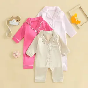 Ensemble pyjama bébé en satin doux, barboteuse manches longues confortable et élégante.