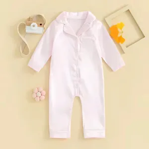 Détail de combinaison bébé rose, pyjama manches longues nouveau-né, vêtement d'été doux.