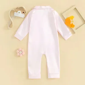 Adorable pyjama grenouillère rose à manches longues pour bébé nouveau-né, doux et confortable.