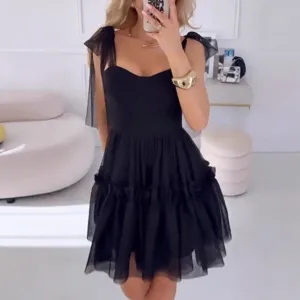 Koμψό μαύρο κοντό φόρεμα με τούλι, ιδανικό για πάρτι, βραδινές εκδηλώσεις και καθημερινή χρήση.