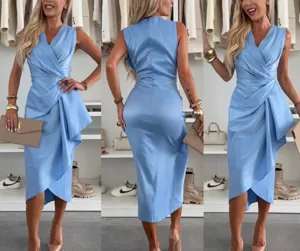 Élégante robe midi en satin pour femme avec col V et ourlet irrégulier pour style chic.