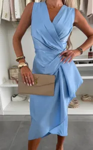 Superbe robe midi en satin avec un design à col en V chic et un bel ourlet irrégulier.