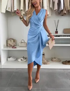 Vue détaillée de la robe midi élégante en satin col V bleu clair avec un drapé chic.