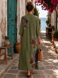 Vista dettagliata dell'abito lungo bohemien floreale con stampa posteriore e tonalita verde oliva.