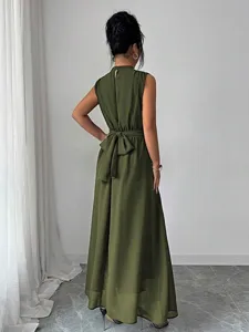Dettaglio posteriore dell'elegante abito lungo senza maniche verde oliva con fiocco in vita chic.