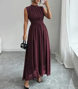 Dettaglio abito lungo bordeaux senza maniche, elegante collo alto con vita alta plissettata.