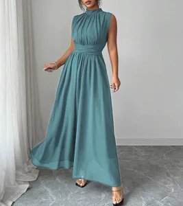 Vista dettagliata dell'elegante abito lungo verde petrolio smanicato, stile casual.