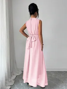 Vista dettagliata elegante abito maxi senza maniche rosa schiena, collo alto, fiocco.