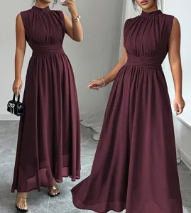 Vista dettagliata dell'elegante abito lungo bordeaux smanicato con raffinata plissettatura.