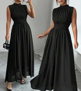 Elegante abito lungo nero smanicato con collo alto da donna, ideale per lo stile estivo chic.