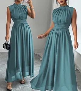 Elegante abito lungo smanicato con collo alto, raffinato vestito drappeggiato da donna.