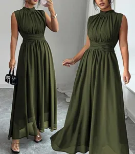 Elegante abito lungo verde oliva senza maniche con collo alto e raffinata gonna plissettata.