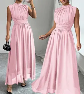 Abito lungo smanicato rosa con elegante corpetto arricciato e cintura incrociata chic.