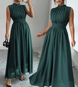 Abito lungo verde senza maniche in chiffon, dettaglio vita plissettata stile vacanza.