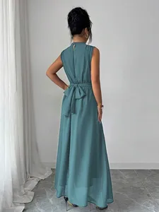 Dettaglio posteriore di elegante abito lungo smanicato verde petrolio con fiocco in vita.