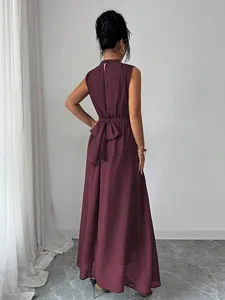Dettaglio posteriore dell'elegante abito lungo senza maniche in viola scuro con un fiocco in vita.