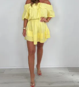 Robe d'été jaune épaules dénudées manches courtes avec dentelle pour femmes élégantes.