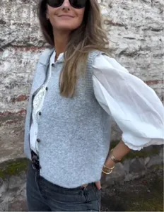 Detail view of the stylish gray knit waistcoat with lapel collar, perfect for cozy autumn daily wear.