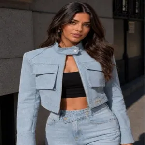Detaillierte Ansicht der stilvollen hellblauen kurzen Jeansjacke mit Stehkragen Damen.